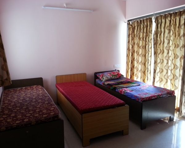 paying guest rooms near NMIMS university Mithibai college - 1, 2 rooms on rent in Juhu Ville parel